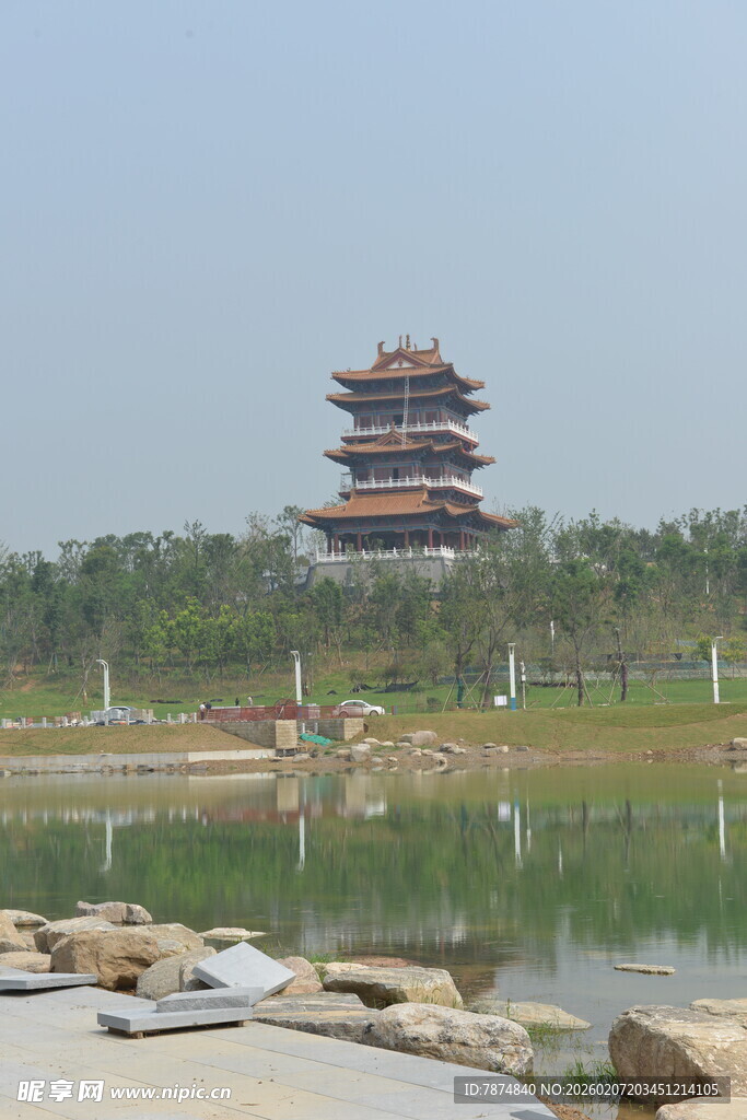 湖畔古楼美景