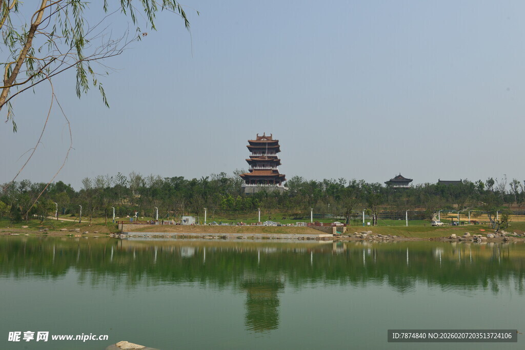 湖畔宝塔倒影风景如画