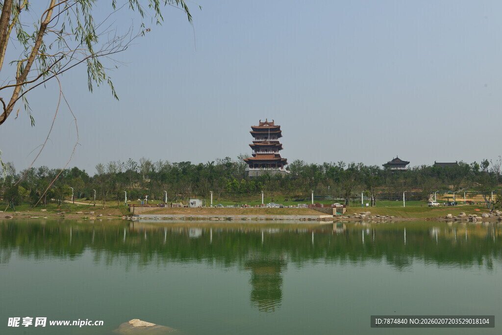 湖畔古塔倒影美景