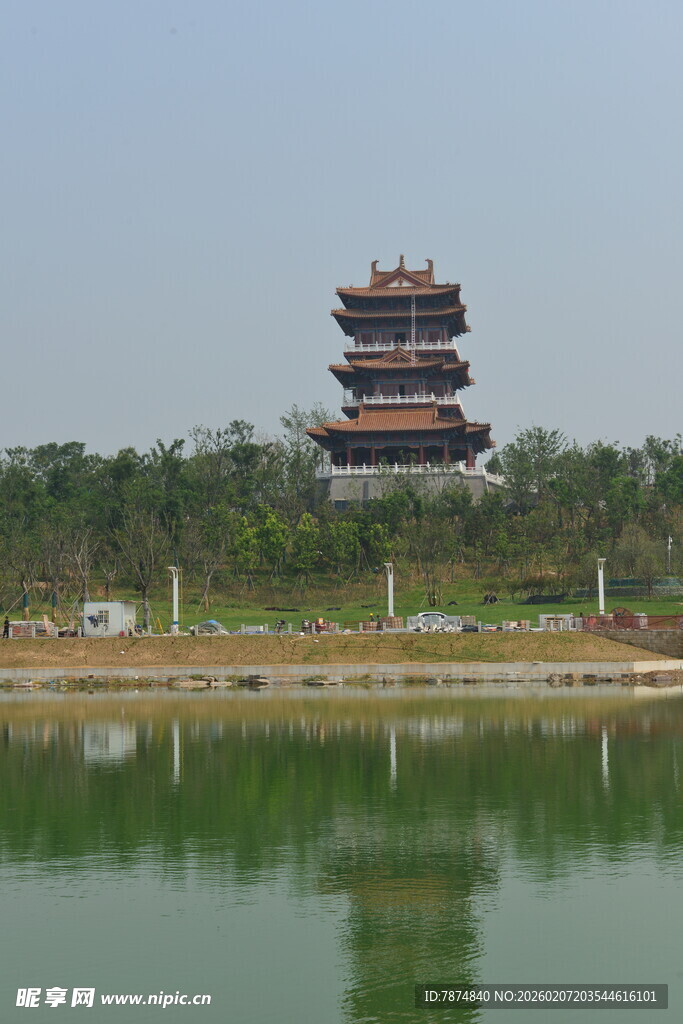 湖畔古塔倒影美景