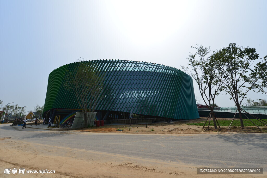 绿色圆顶建筑外观展示