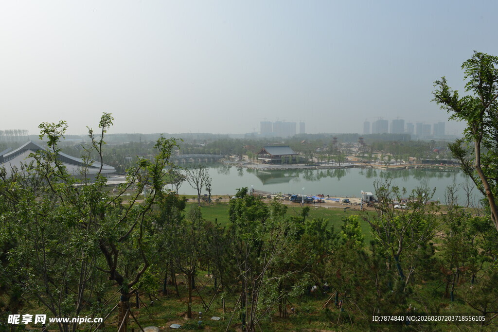 湖畔绿树环绕的美丽景致