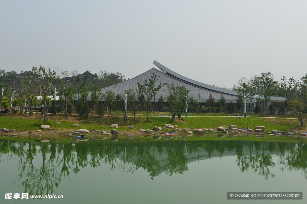 湖畔中式建筑风景如画