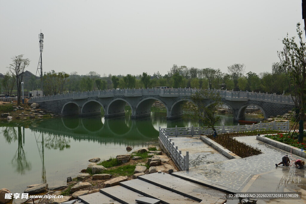 湖畔石桥风景