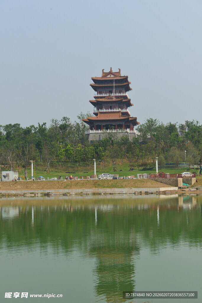 湖畔古楼倒影美景