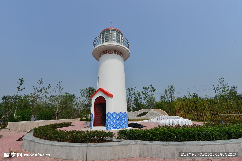 海边白色灯塔景观