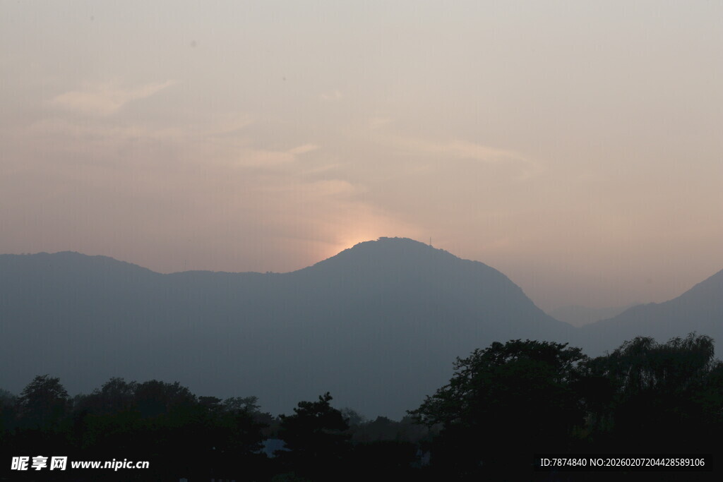 日暮远山景