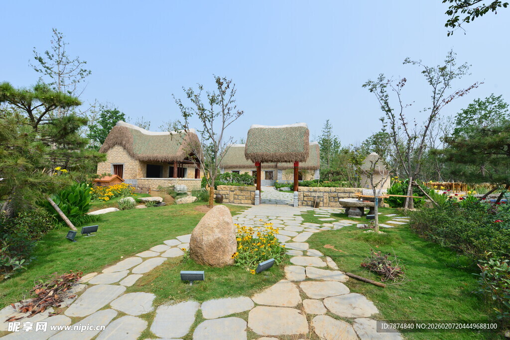 田园小屋旁的石板小径