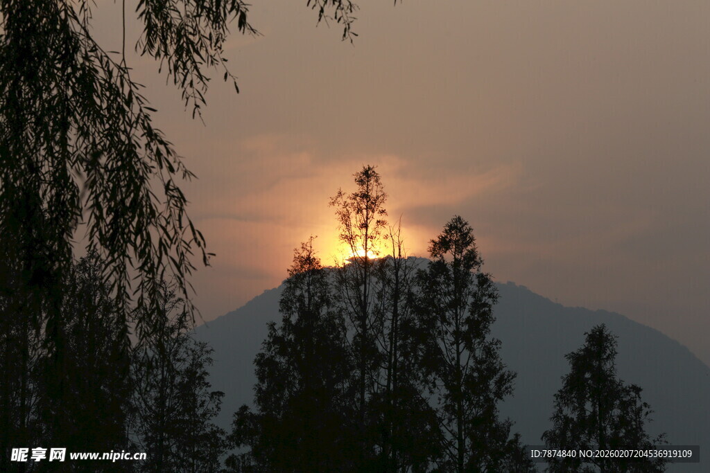 夕阳下山间的塔影