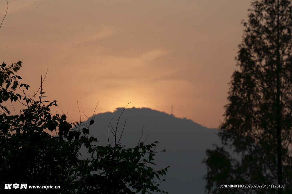 夕阳下的山林剪影