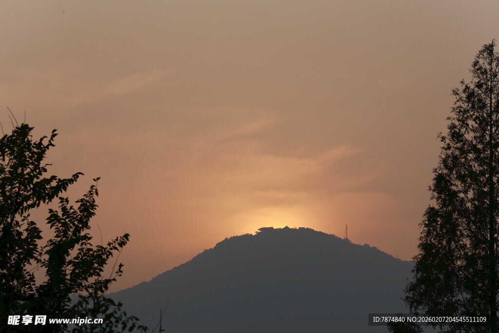 夕阳下的远山与树木