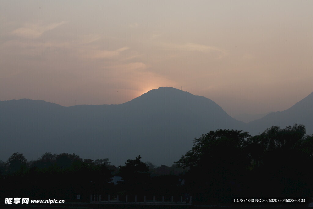黄昏远山景色