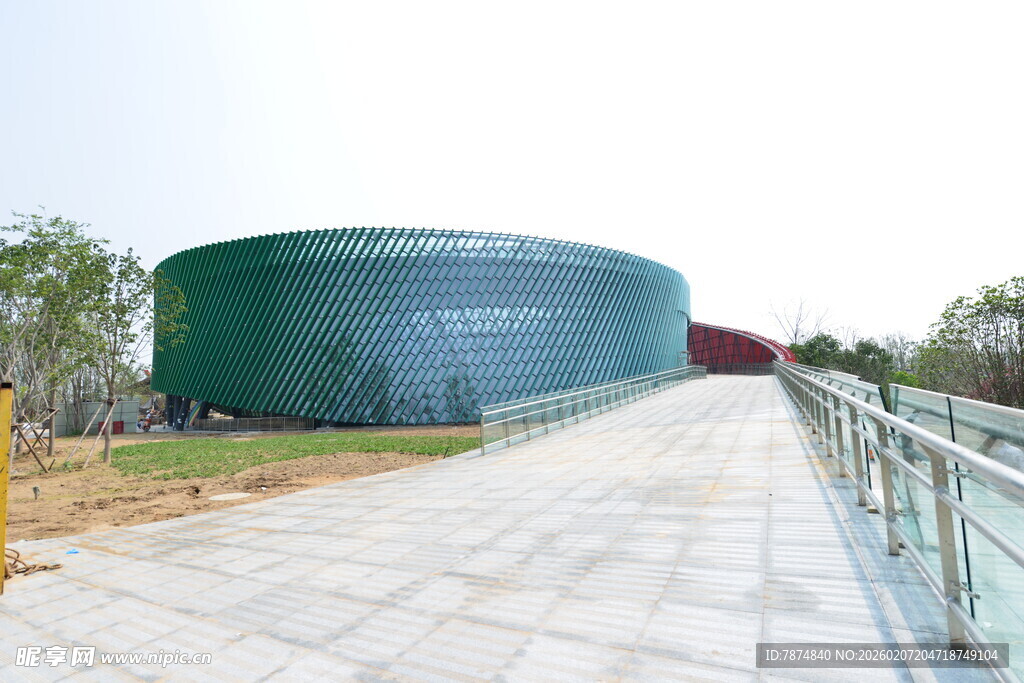 大型绿色储水罐旁的步道