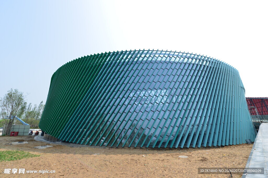 独特绿色圆形建筑外观