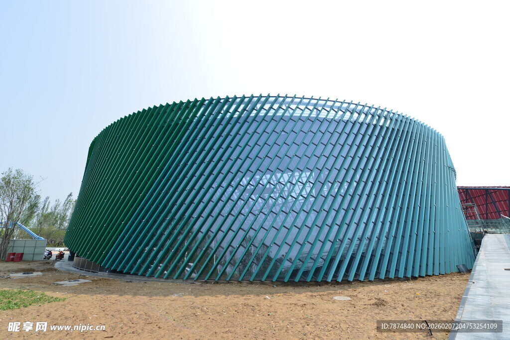 独特绿色波纹状建筑外观