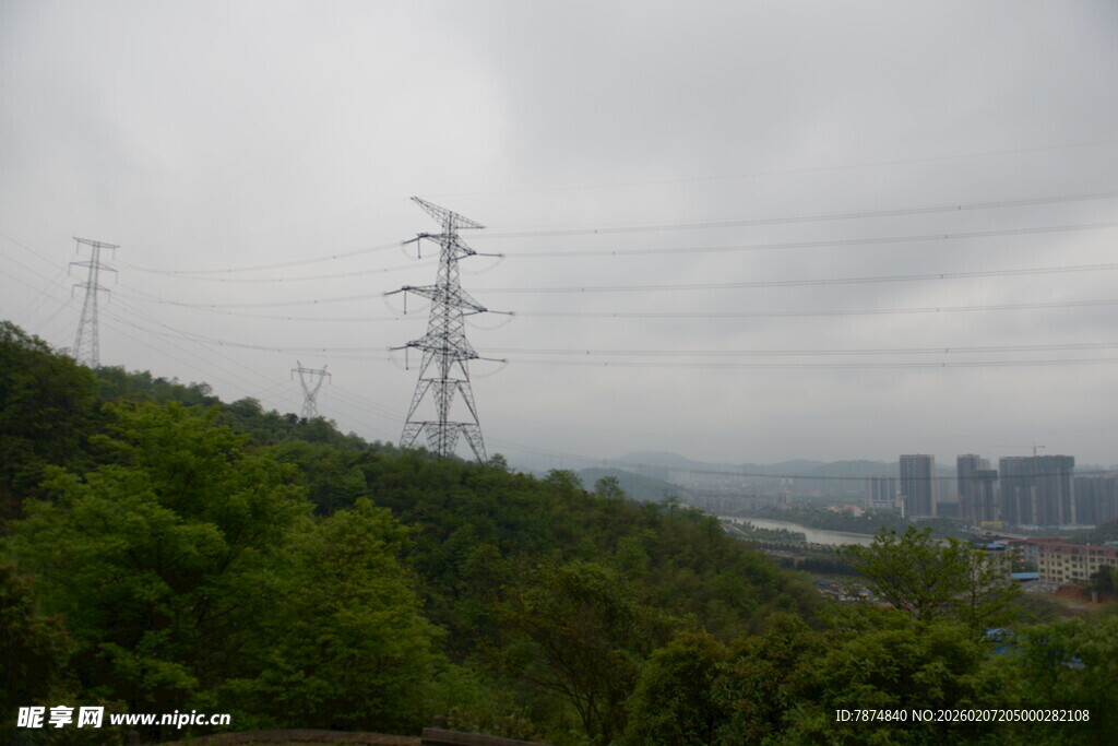 山坡上的高压输电塔景观