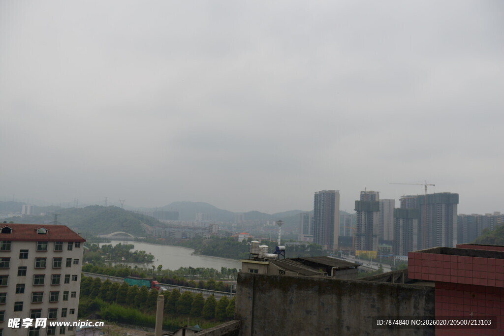 阴天城市远景景观