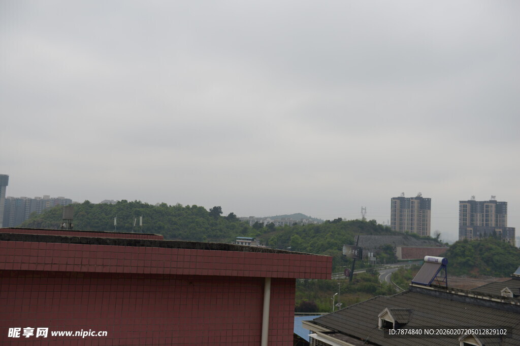屋顶视角下的城市景观