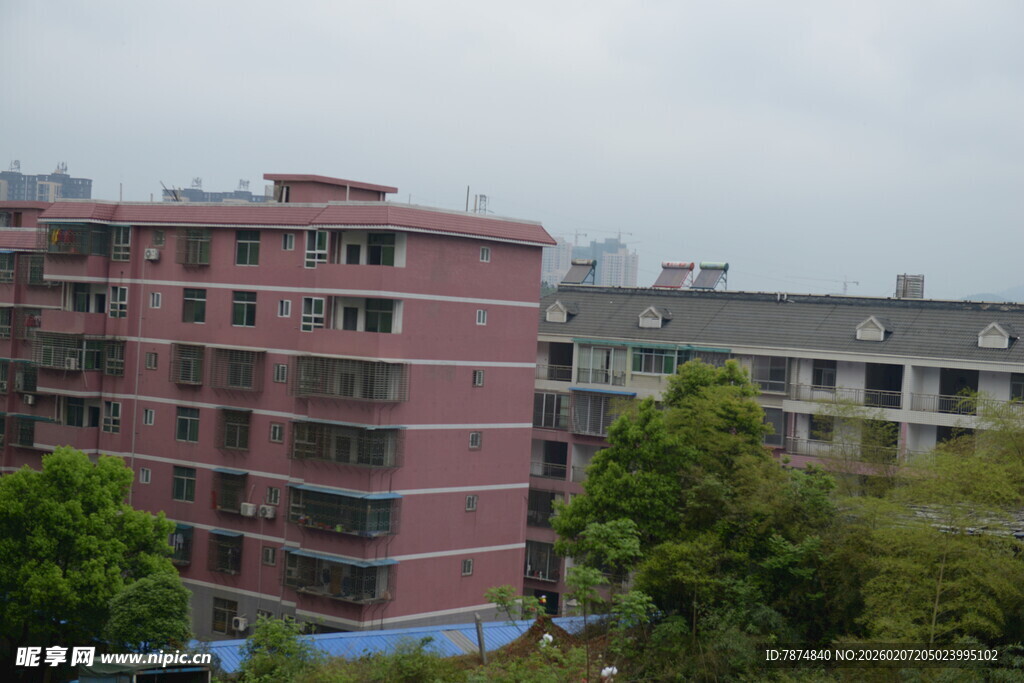 粉色多层建筑与周边环境