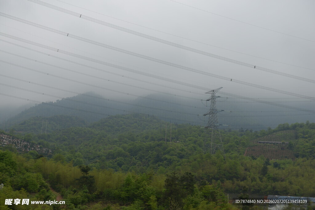 山间雾霭中的输电线路