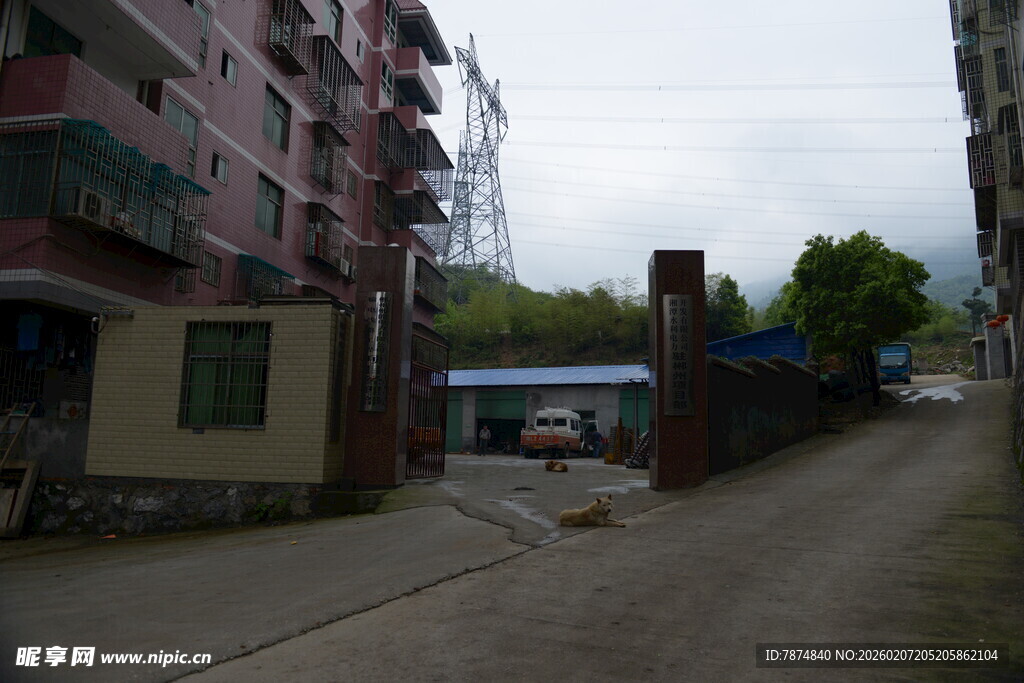 老旧街道旁的居民楼建筑