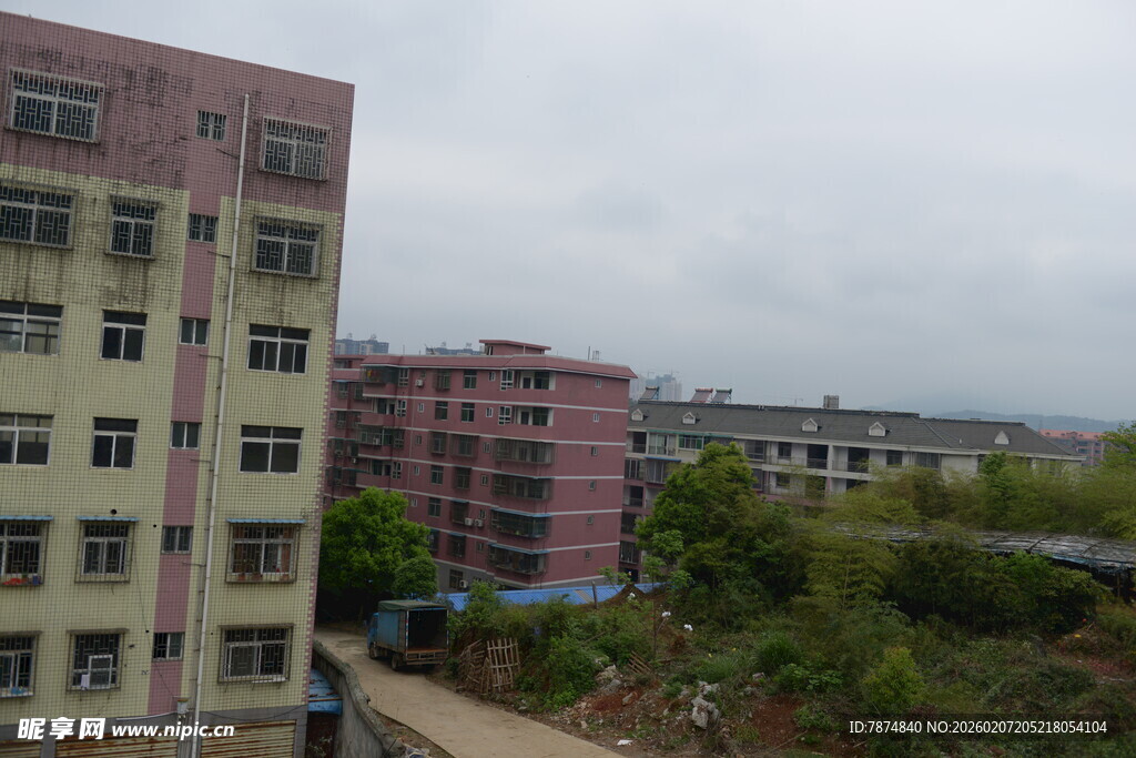 城郊多层建筑与绿植景观