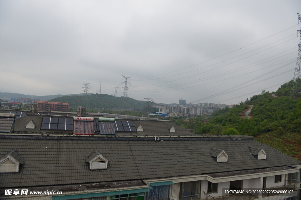 城市屋顶风光与远山