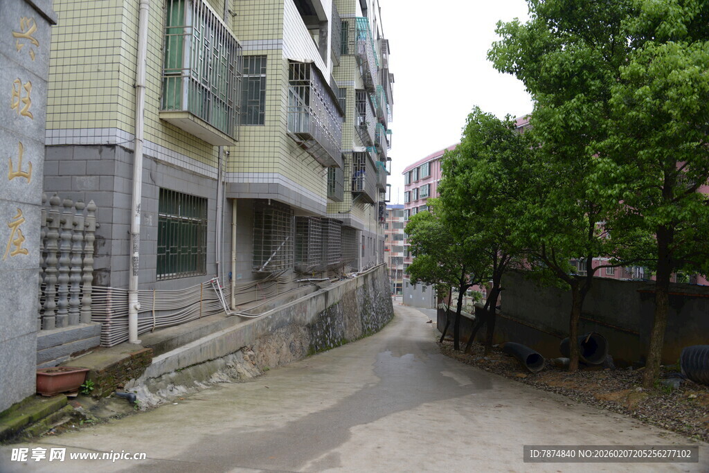 老旧居民楼旁的狭窄小路