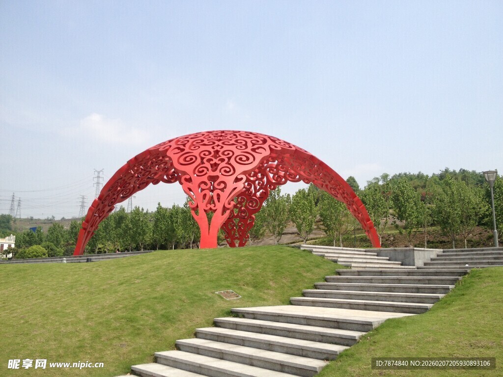 红色镂空拱形景观建筑