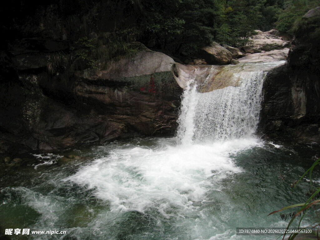 山间瀑布流水潺潺