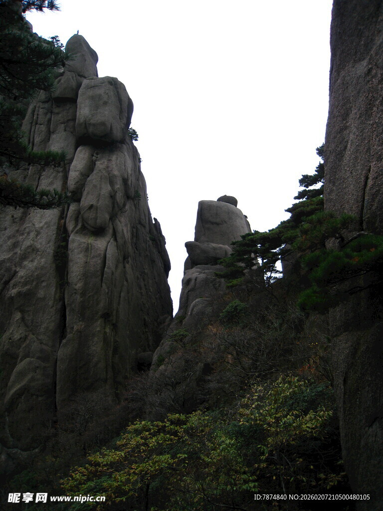 巍峨奇峰 山间绿意点缀