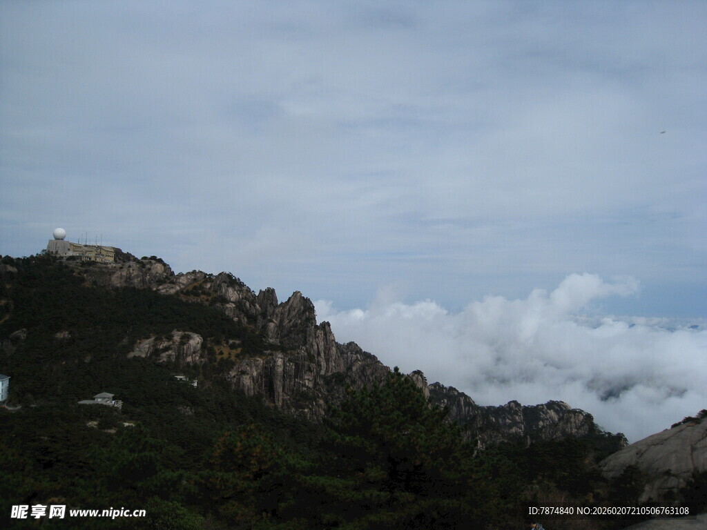 山巅云海景观