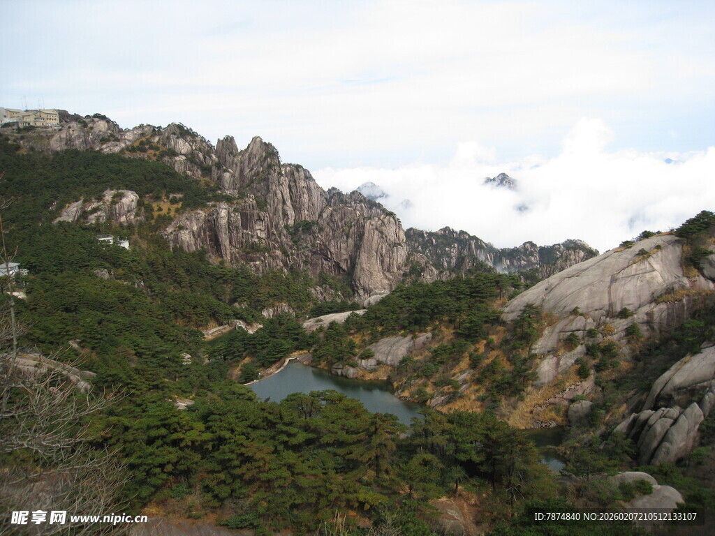 山间湖泊美景