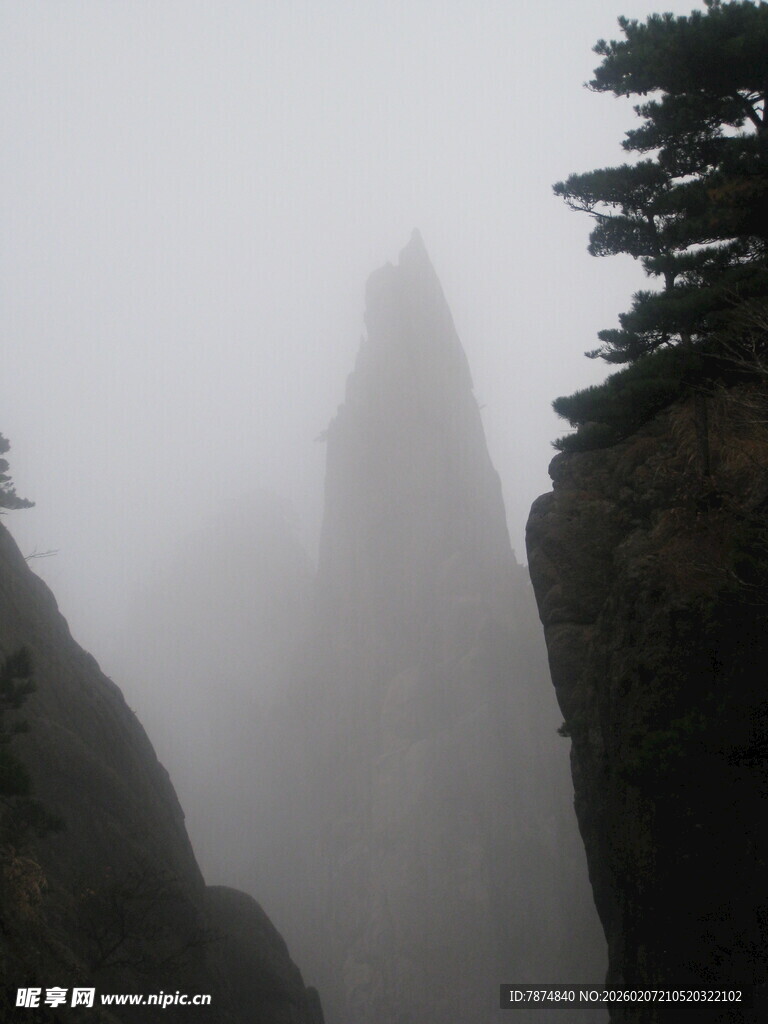 云雾缭绕的险峻山峰