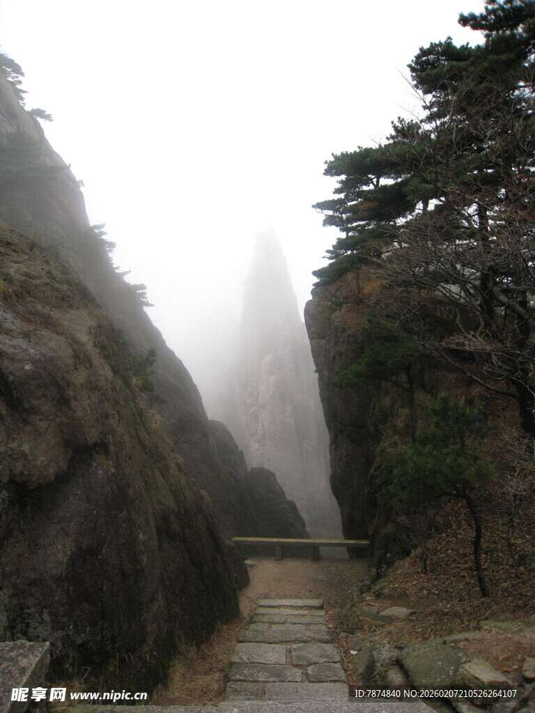 云雾缭绕的山间石阶