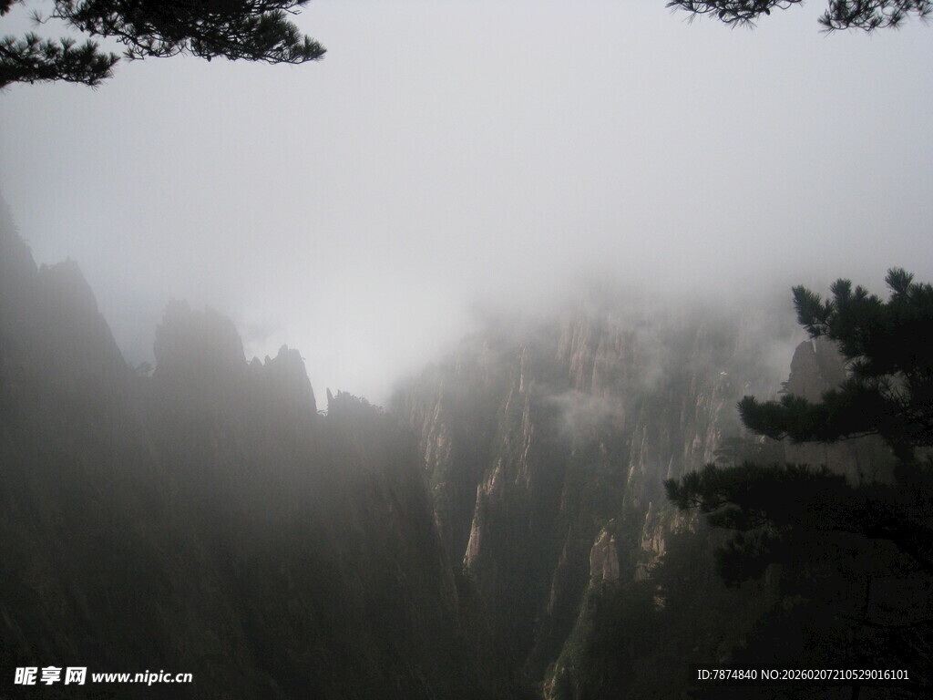 云雾缭绕的壮丽山峰