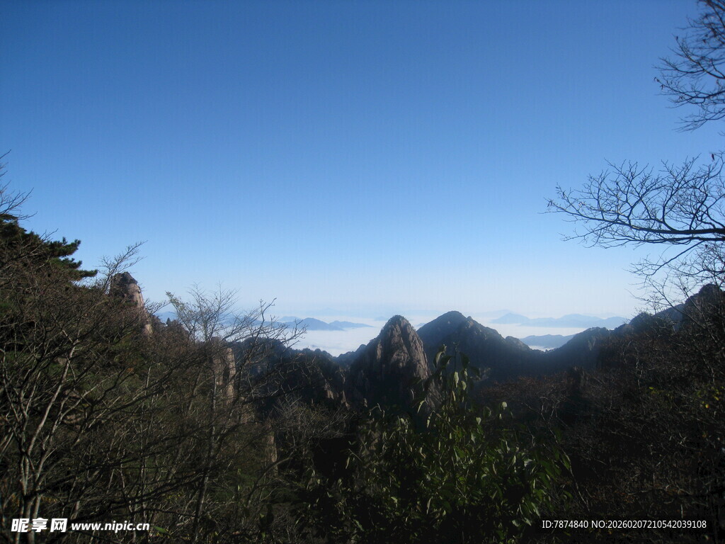 山峦蓝天景致