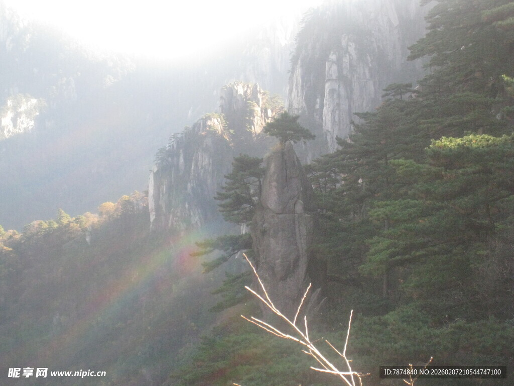 山间晨景处 林木映奇峰