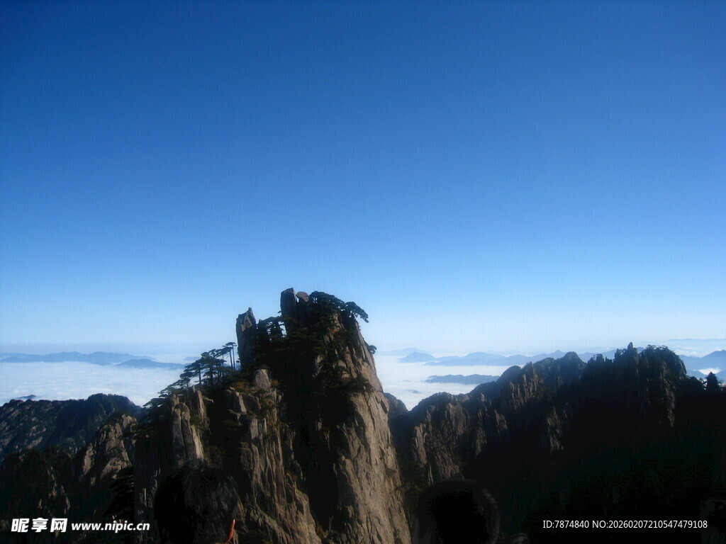 巍峨山峰映蓝天