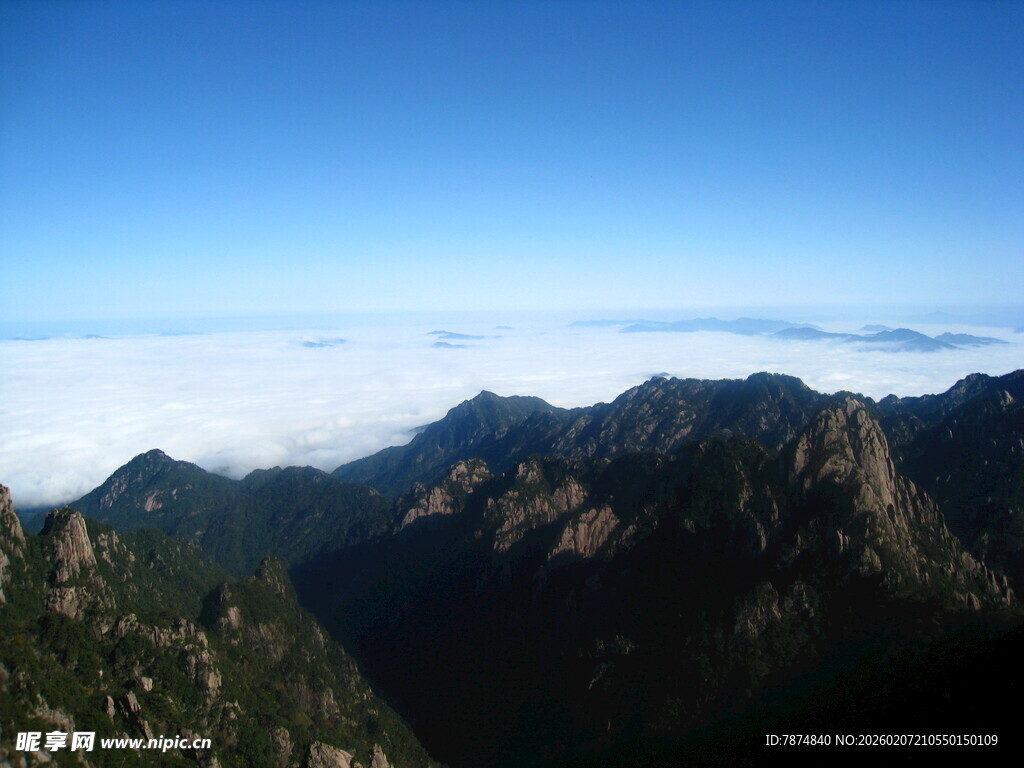 高山云海壮丽自然景观