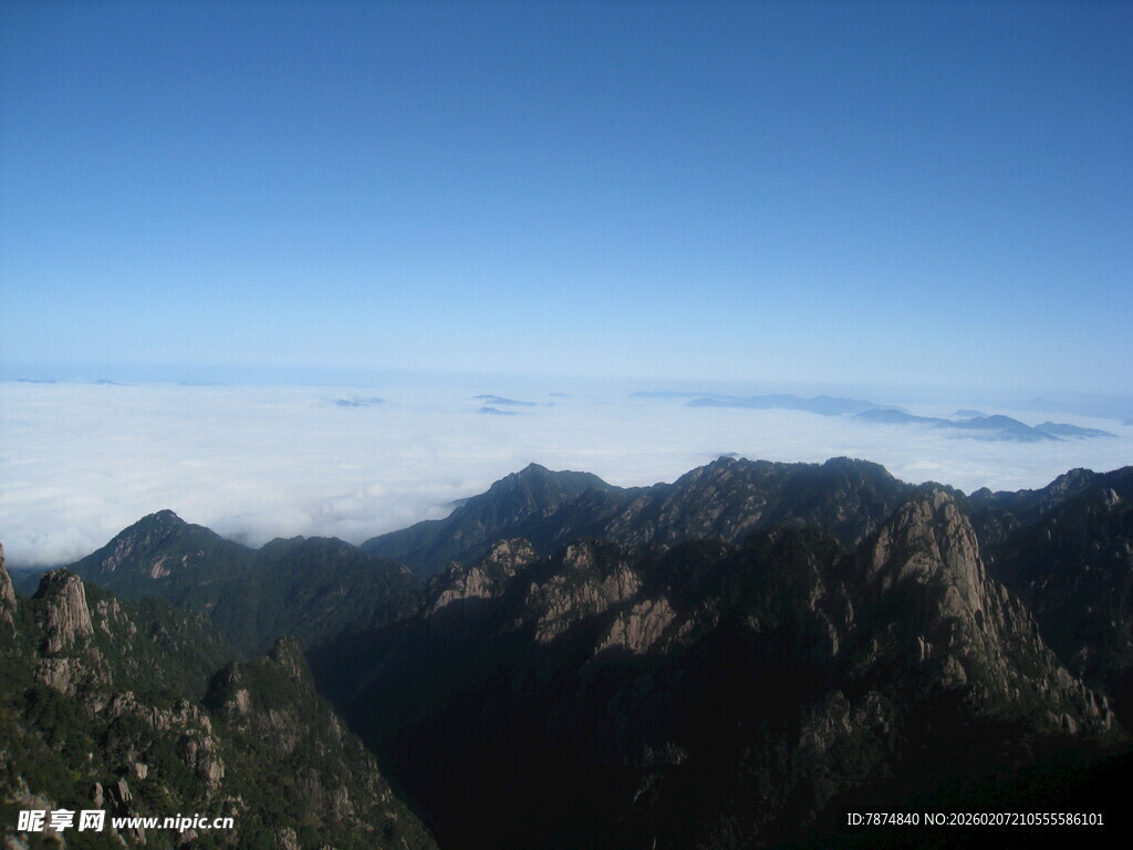 壮丽山景 蓝天白云相伴