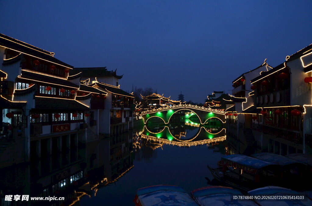 古街夜景 河道璀璨灯光秀