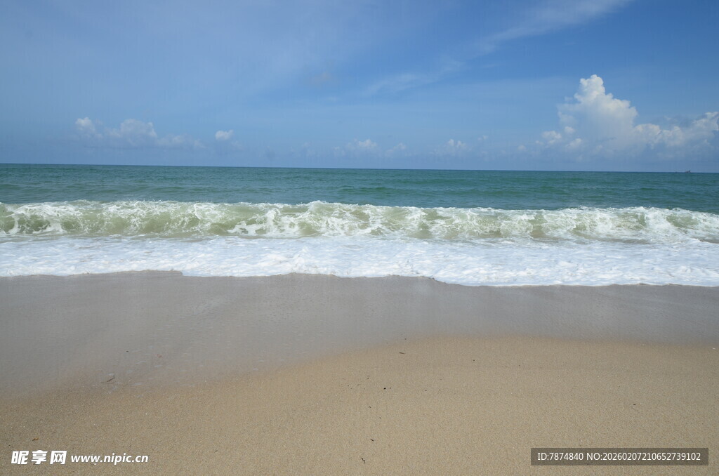 美丽海滩 海浪轻拍沙滩