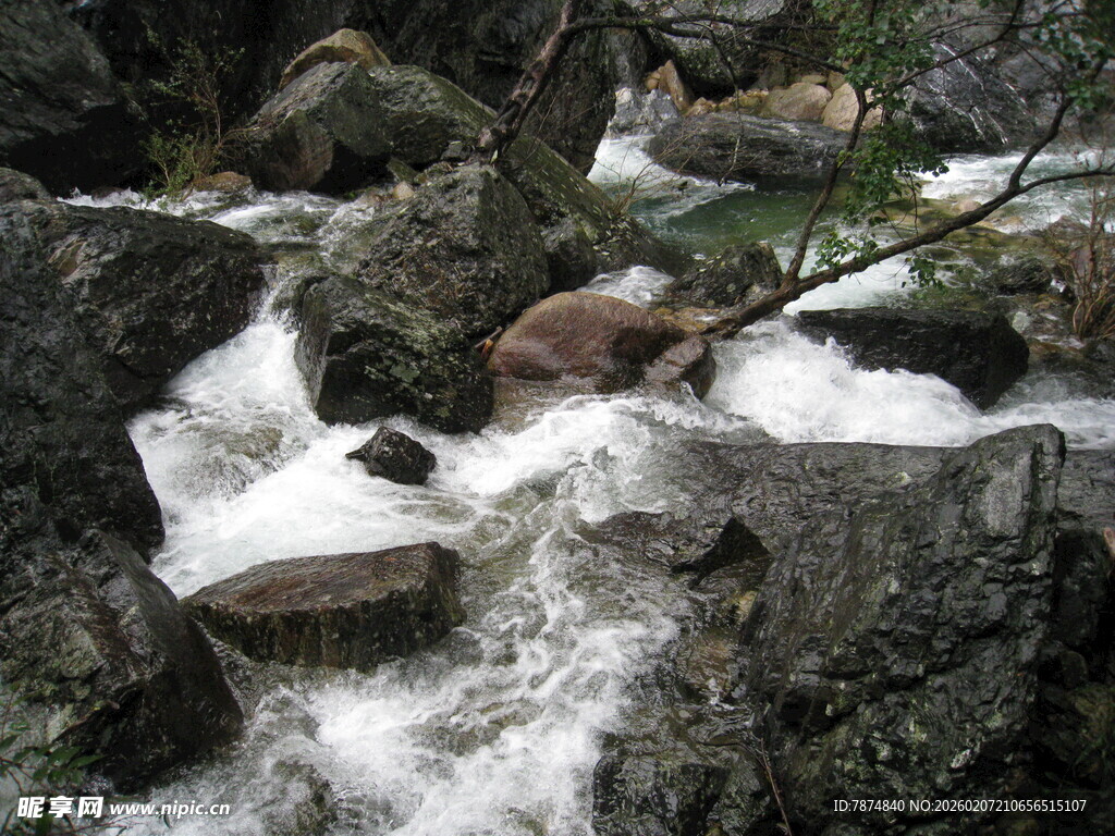 山间湍急溪流穿岩石