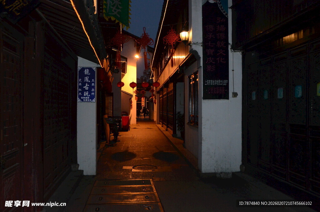 古巷夜色 静谧灯光映照