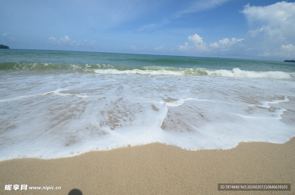 海边沙滩 海浪轻拍