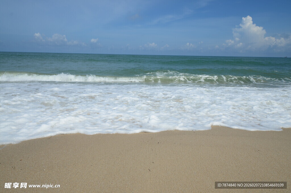 美丽海滩海浪与蓝天