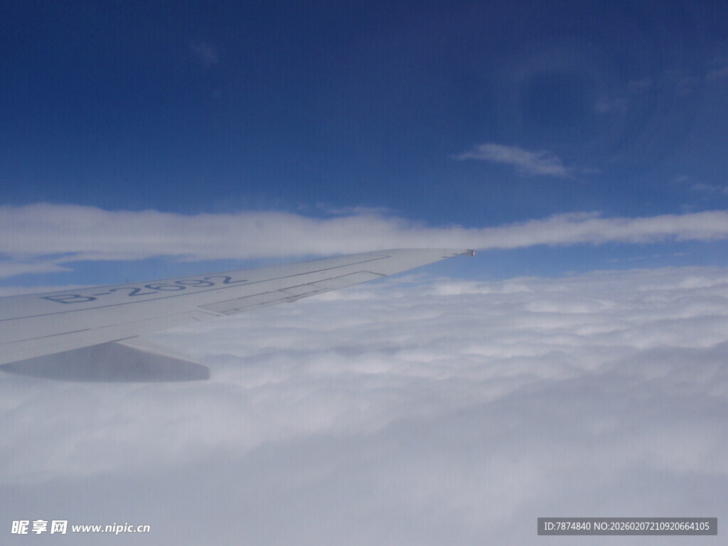 高空俯瞰机翼与云海