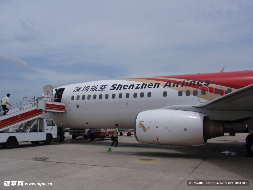 机场停靠的祥鹏航空飞机