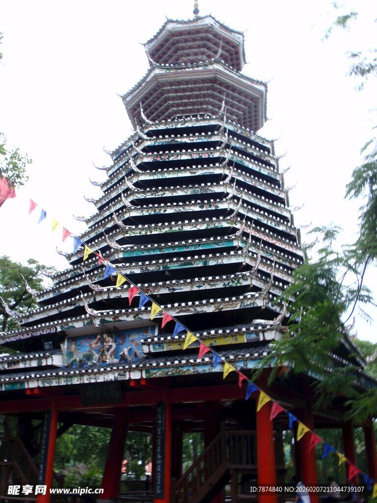 传统多层宝塔悬挂彩色经幡
